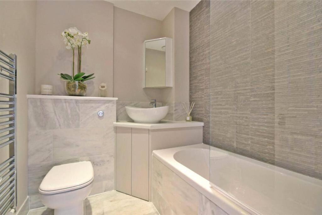 Luxury 3 Bed Apartment - Huge Outdoor Terrace & Amazing Transport Links London Exterior photo